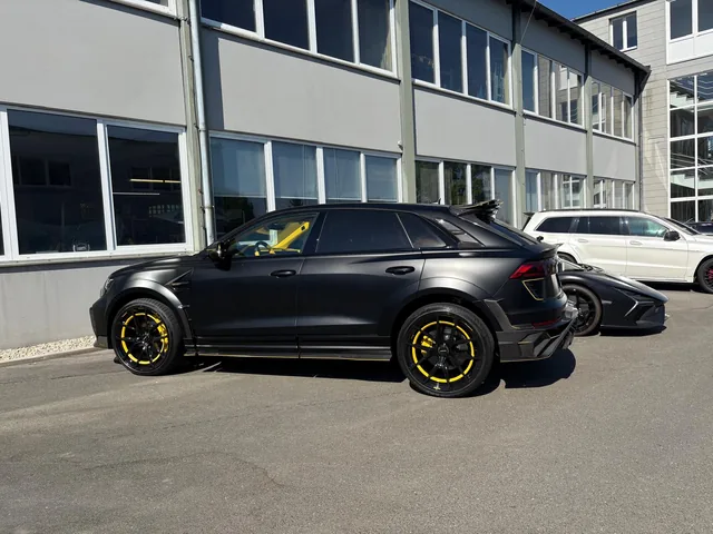 Schwarzer Audi RSQ8 Mansory vor einem Transportanhänger