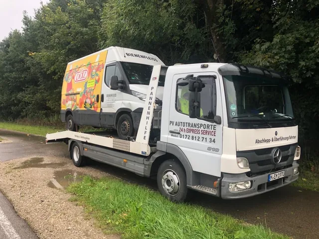 Großes Gewerbefahrzeug auf einem Mercedes Atego Transportfahrzeug