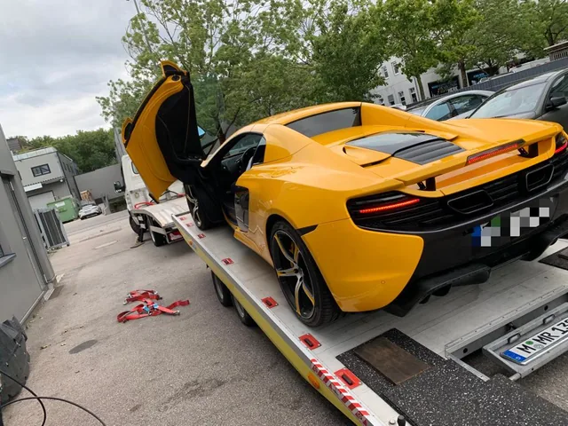 Gelber McLaren auf einem offenen Fahrzeuganhänger