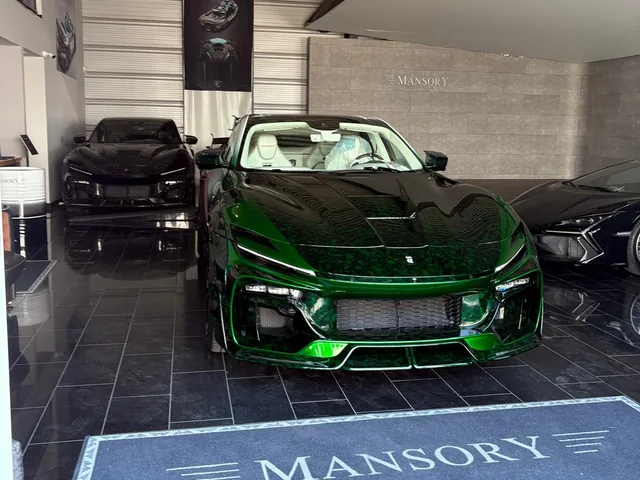 Grünes exklusives Fahrzeug im Mansory Showroom