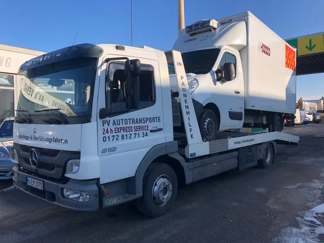 Weißes Kühlfahrzeug auf einem Mercedes Atego Transportfahrzeug