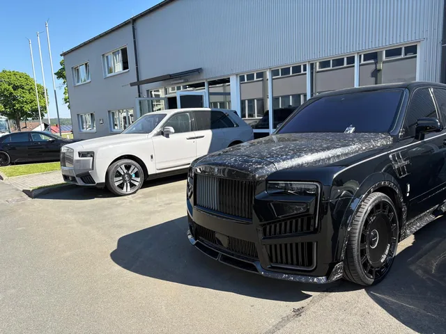 Schwarzer Rolls-Royce vor einem weißen Rolls-Royce