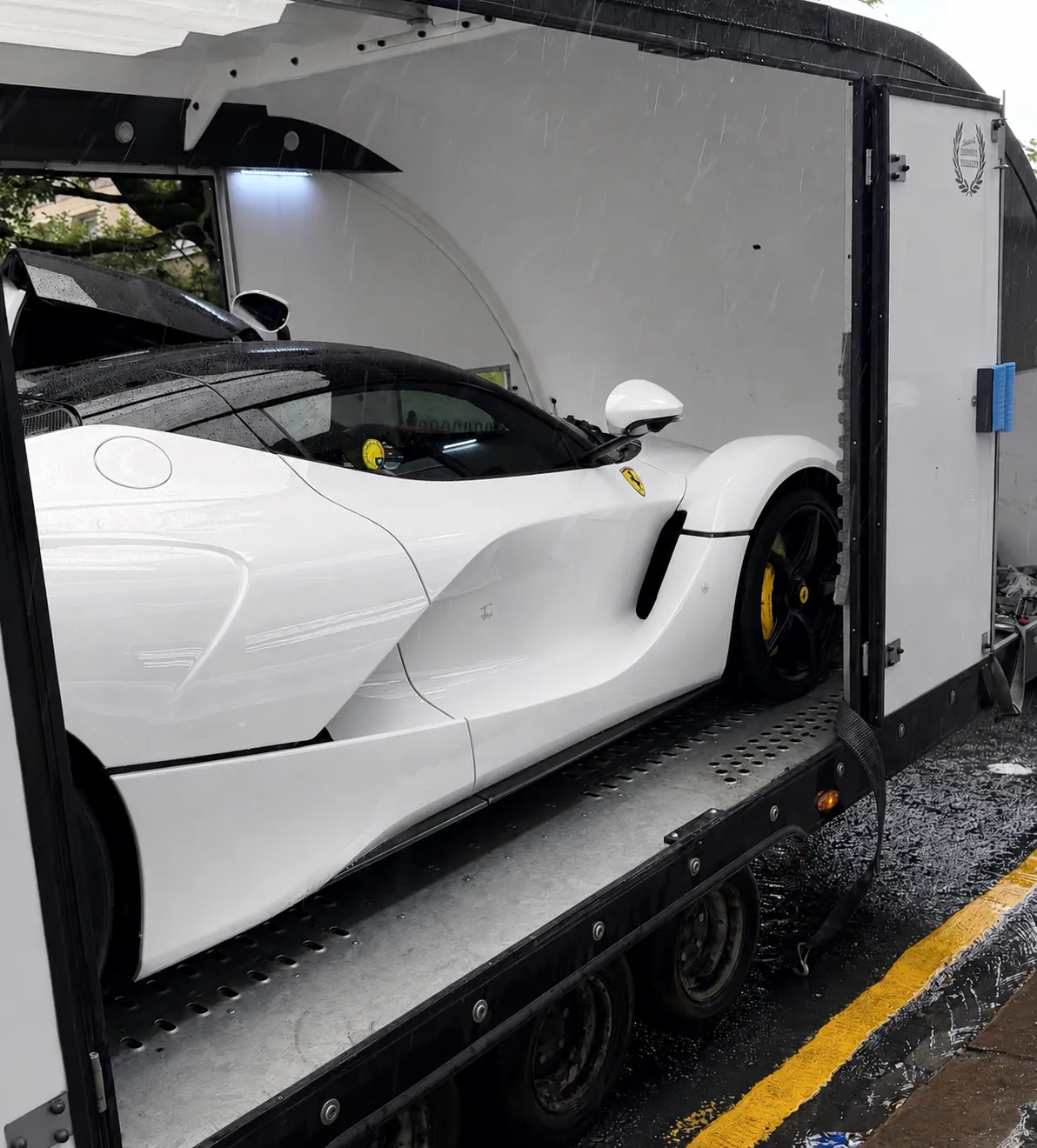 Weißer Ferrari geschützt in einem geschlossenen Fahrzeugtransporter