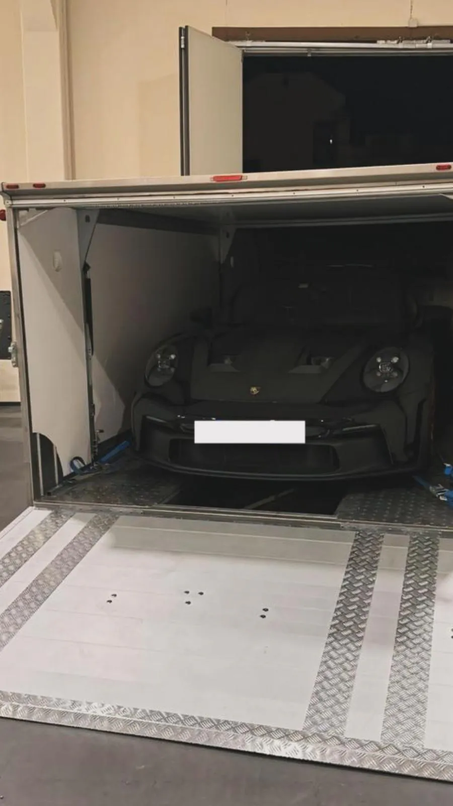 Porsche bei einem geschlossenen Fahrzeugtransport
