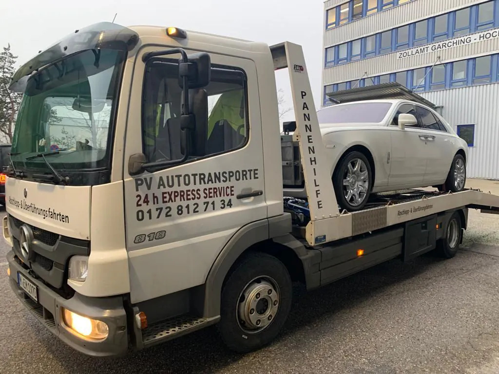 Rolls-Royce Ghost auf einem PV Transportfahrzeug