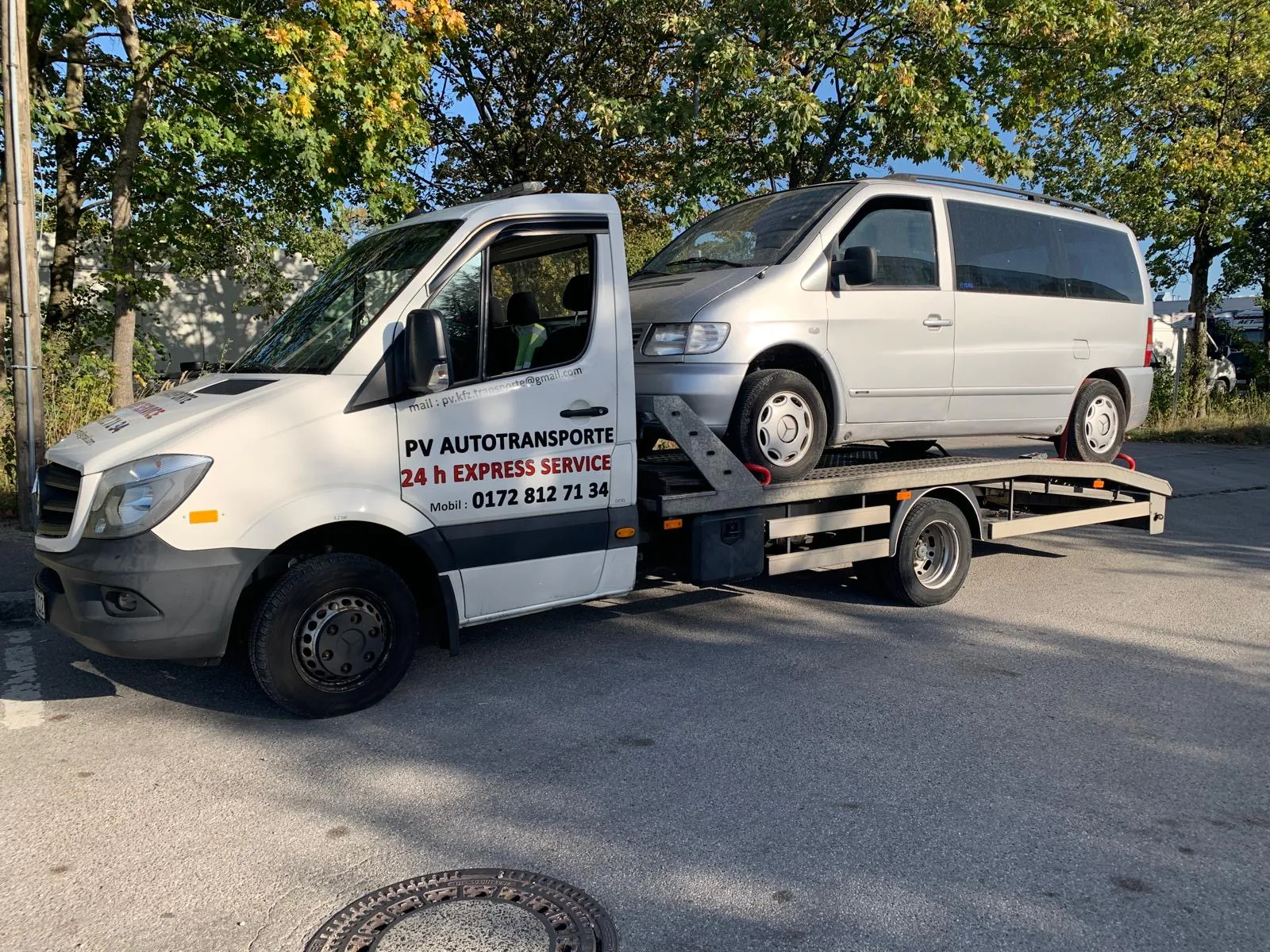 Mercedes Vito auf einem PV Transportfahrzeug