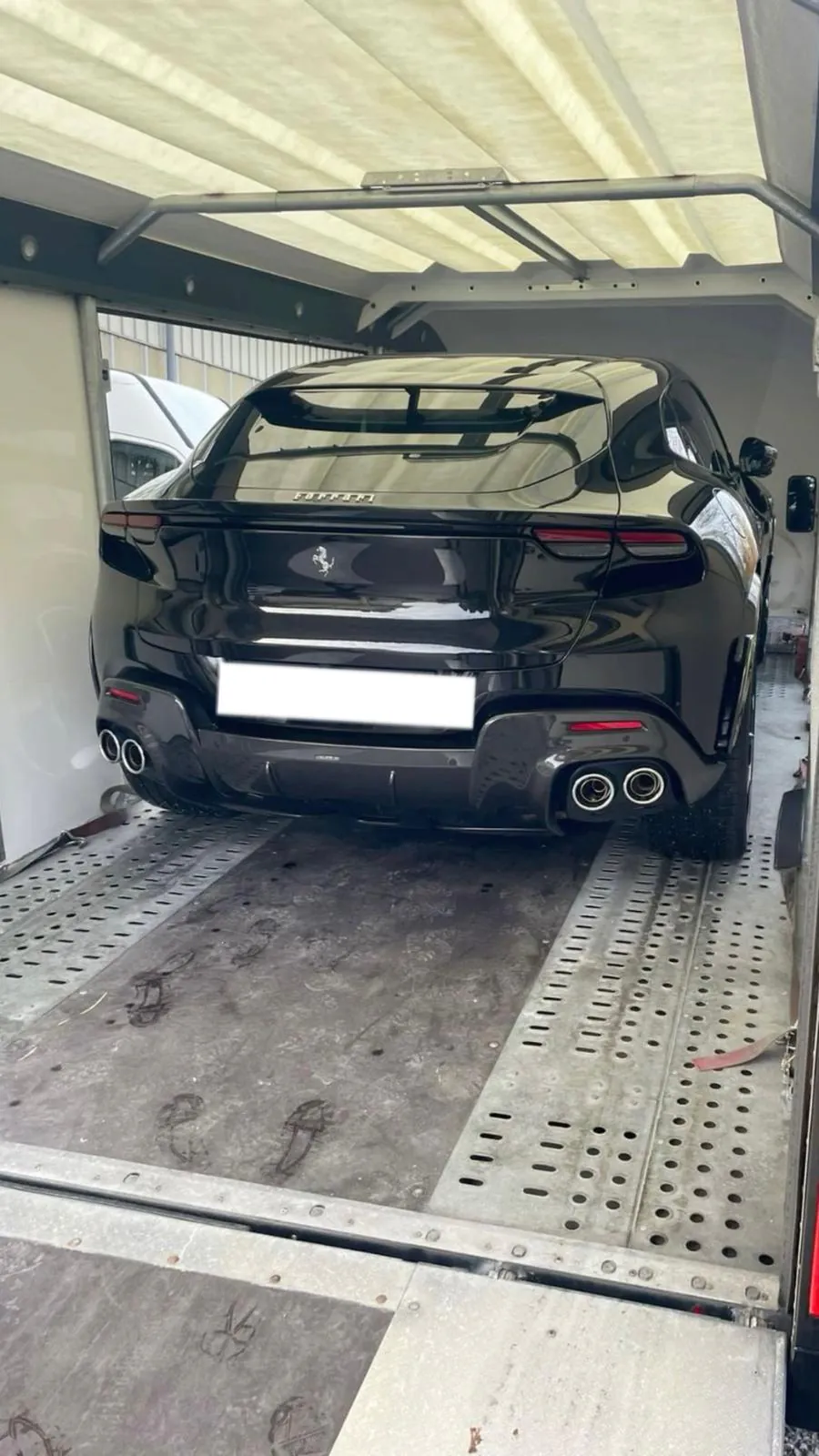 Ferrari gesichert in einem geschlossenen Fahrzeugtransporter
