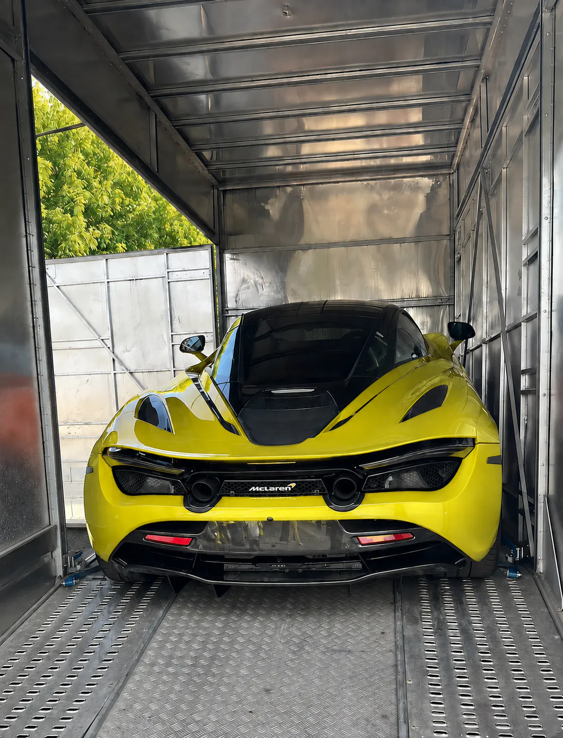 McLaren gesichert in einem geschlossenen Fahrzeugtransporter