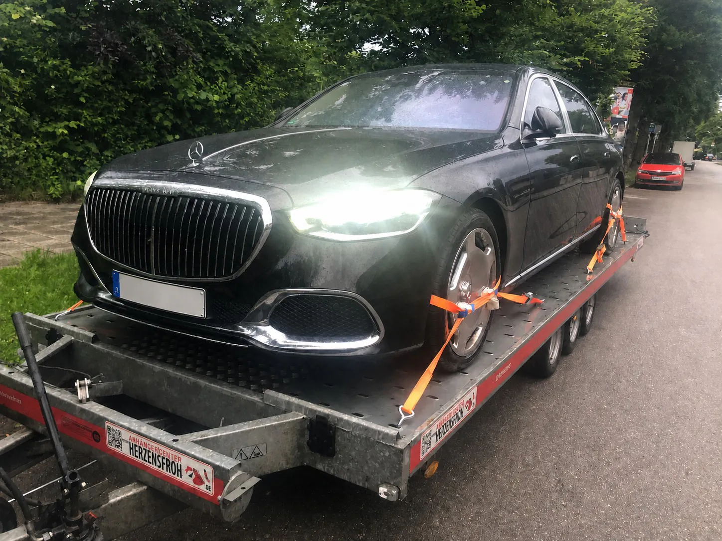Mercedes-Maybach mit anonymisiertem Kennzeichen, gesichert auf einem offenen Fahrzeuganhänger