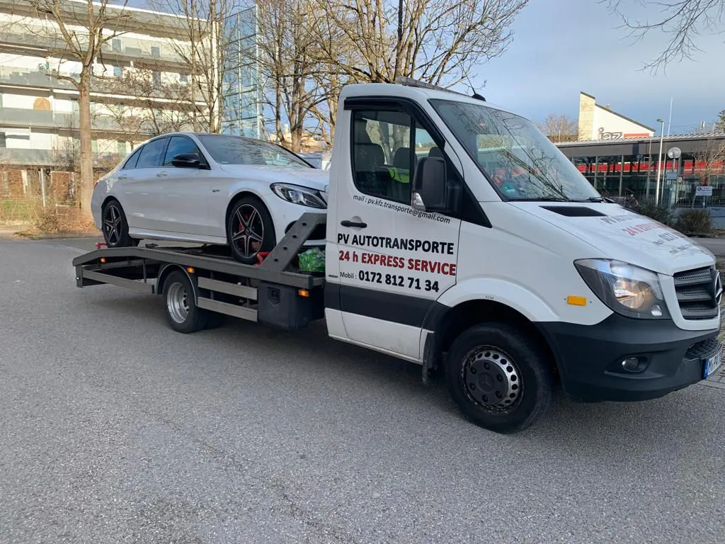 Mercedes Limousine auf einem PV Transportfahrzeug