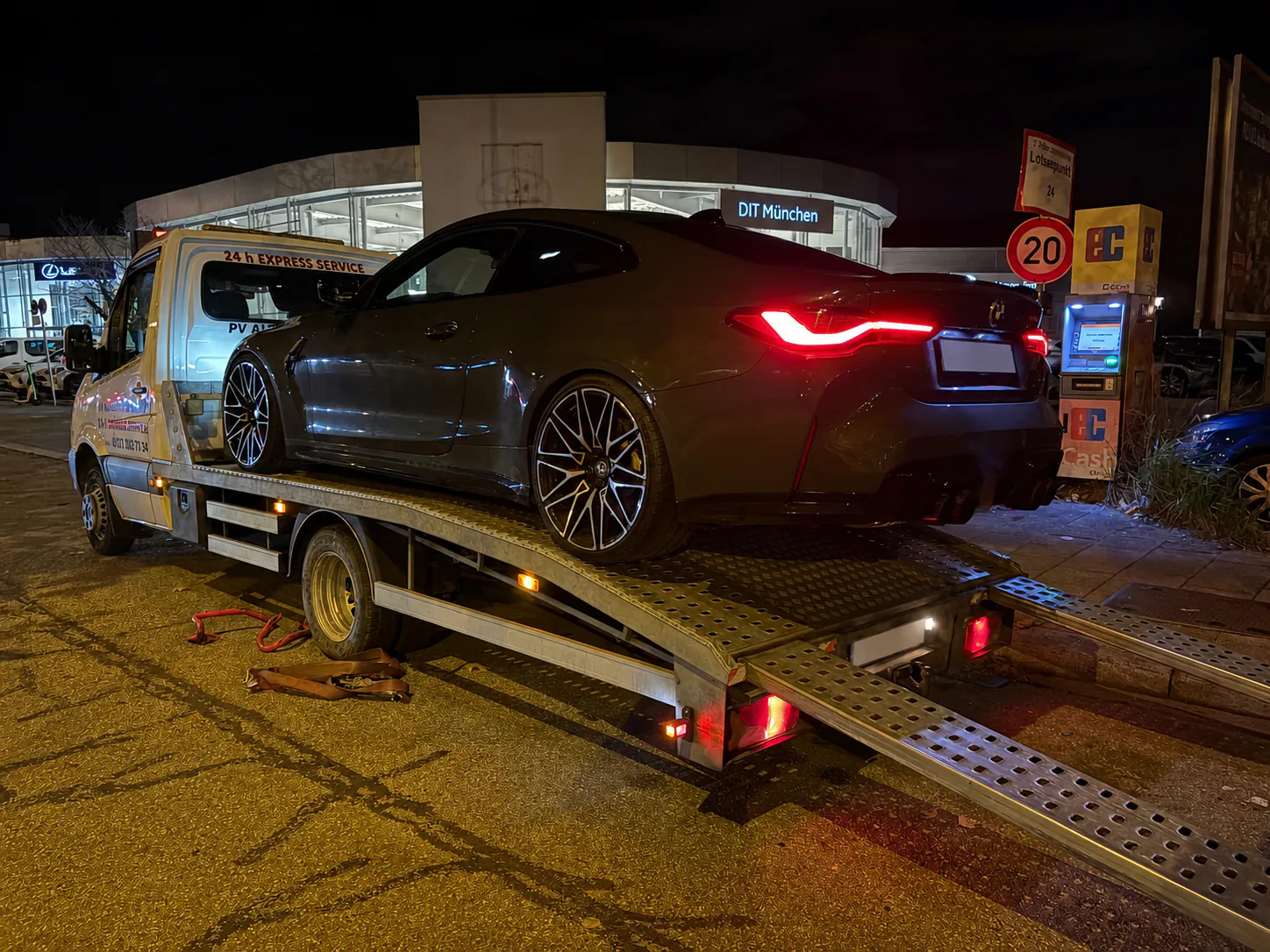 BMW M4 Coupé auf einem PV Transportfahrzeug bei Nacht
