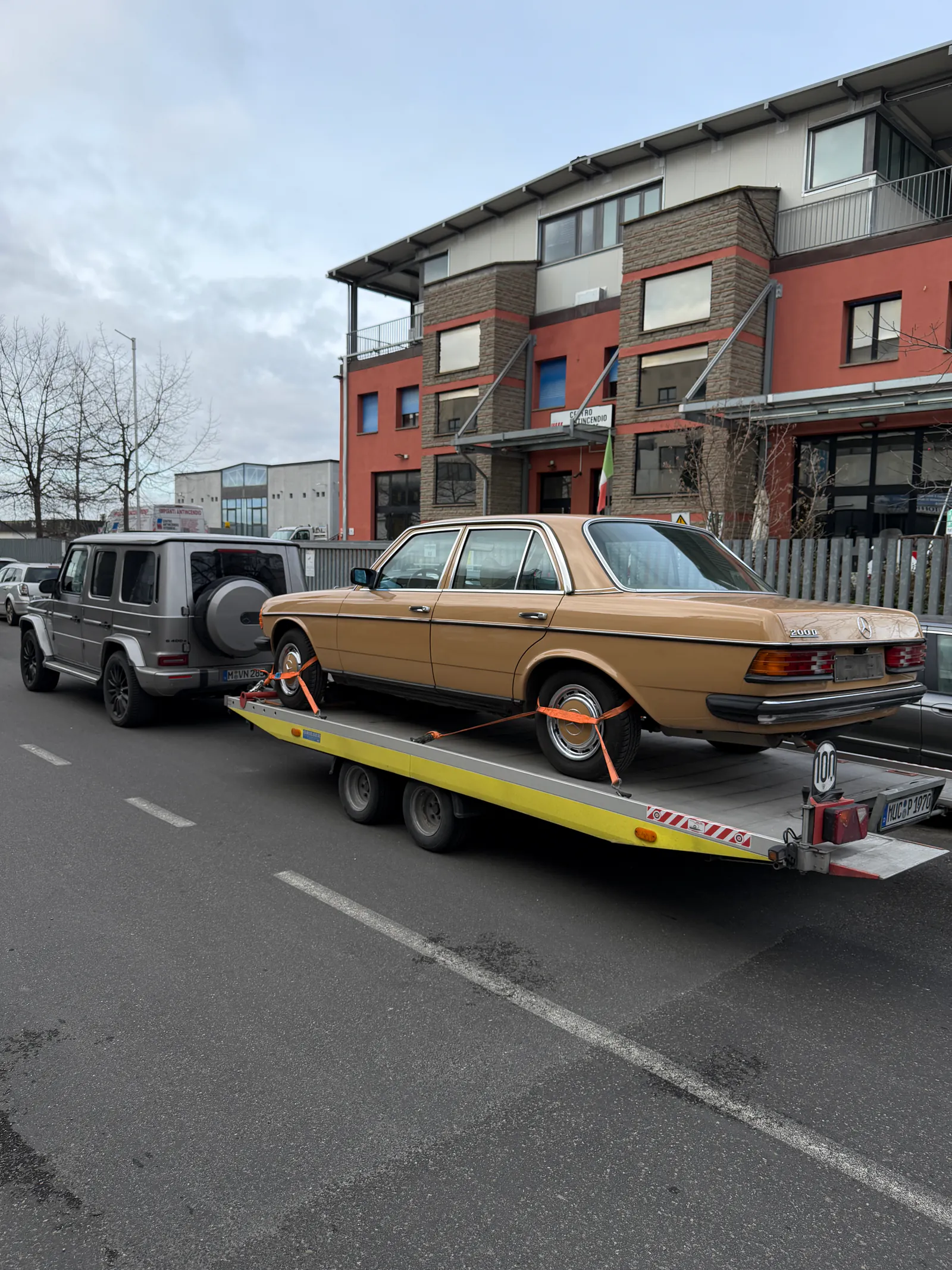 Mercedes 200 Oldtimer auf einem offenen Fahrzeuganhänger