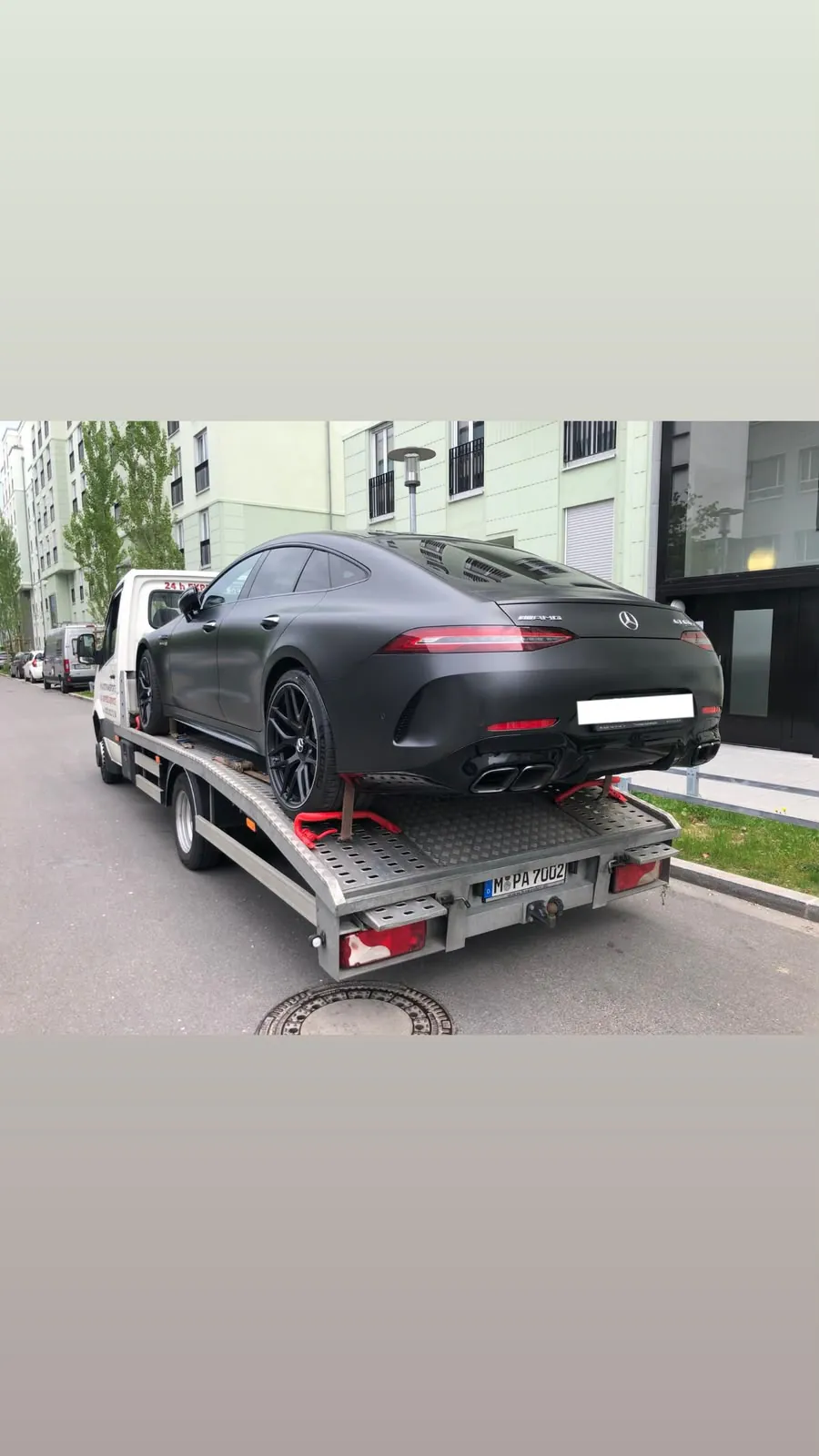 Mercedes-AMG GT 63 S auf einem offenen Transportfahrzeug
