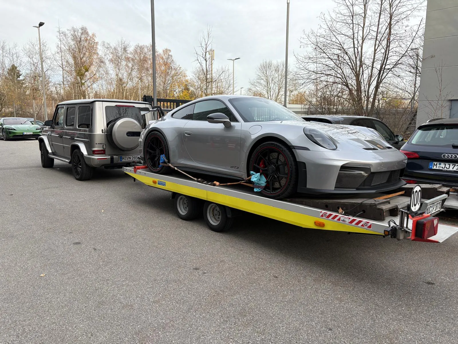 Porsche 911 GT3 auf einem offenen Fahrzeuganhänger