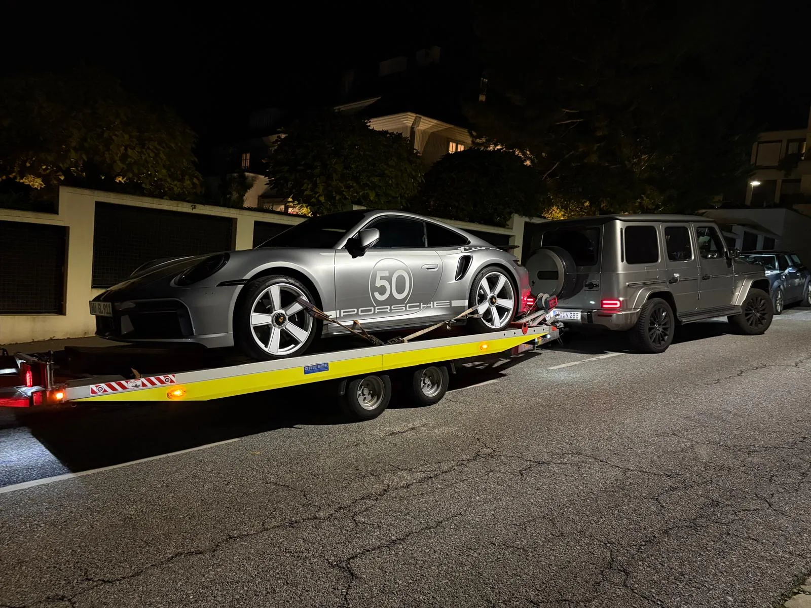 Porsche 911 Sport Classic gesichert auf einem offenen Fahrzeuganhänger
