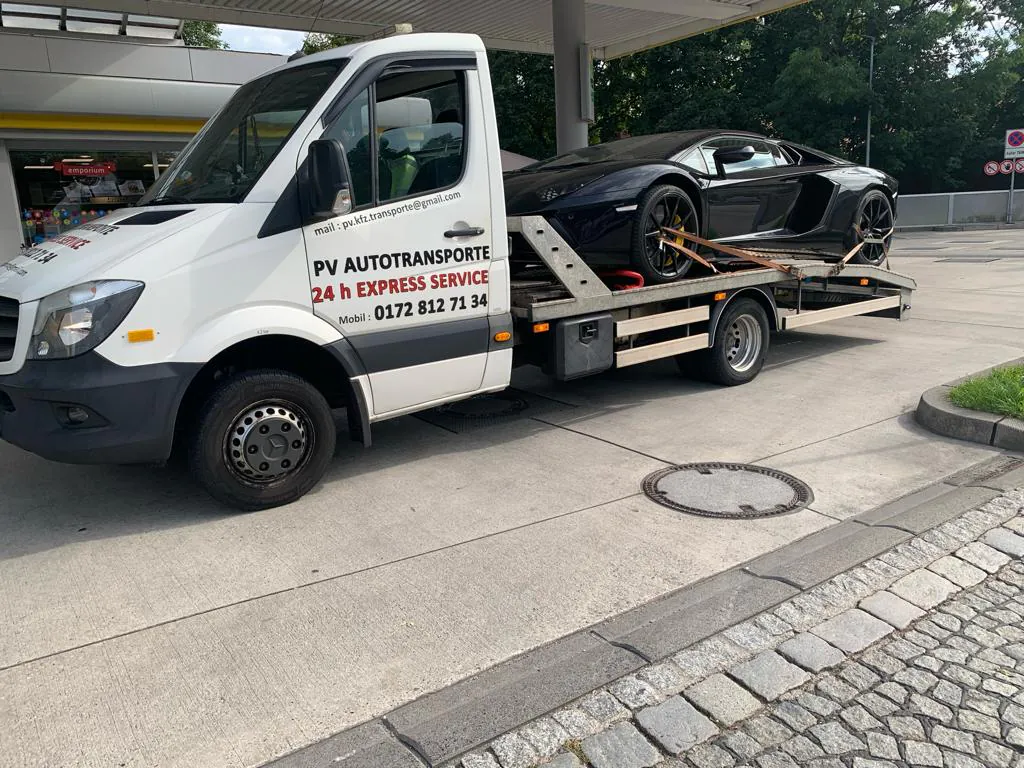 Lamborghini Aventador auf einem PV Transportfahrzeug