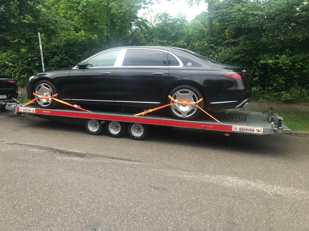 Schwarze Mercedes-Limousine auf einem Fahrzeuganhänger