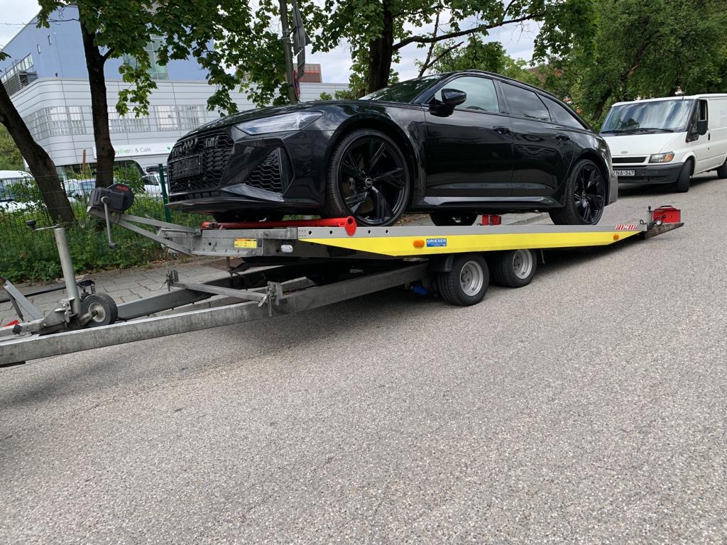 Audi RS6 bei einem Fahrzeugtransport