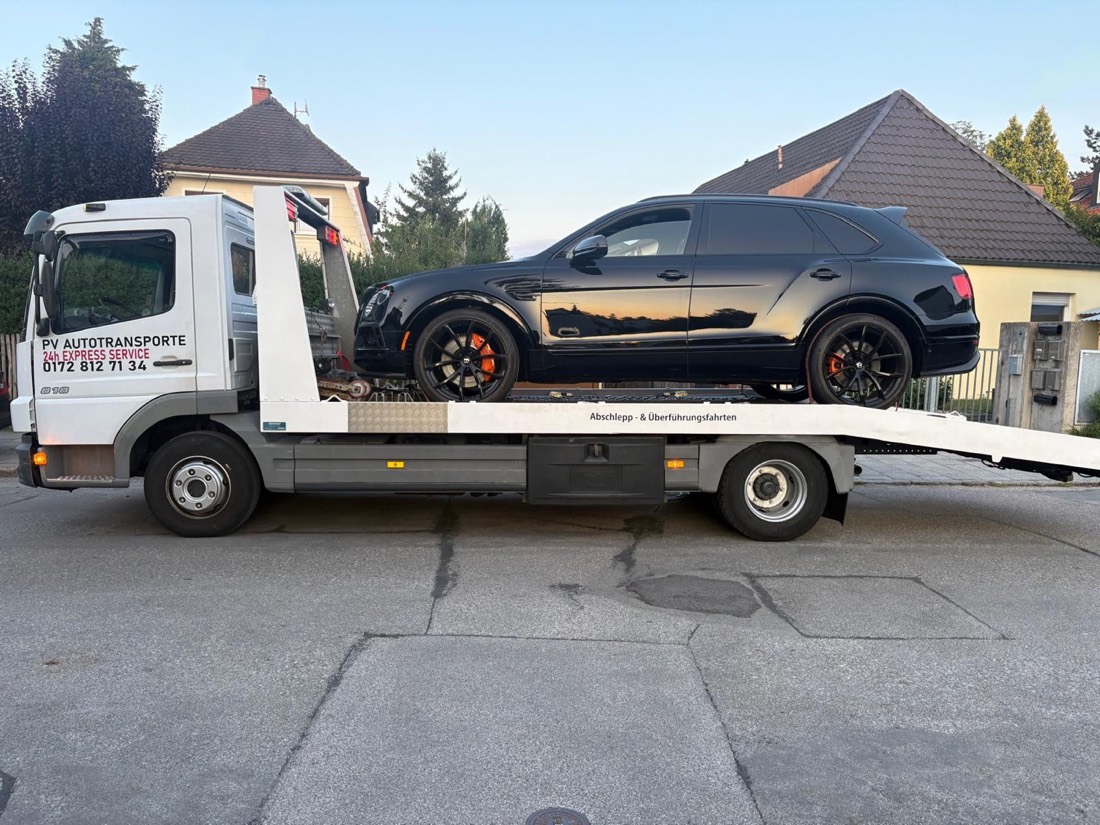 Schwarzer Bentley Bentayga auf dem Transportfahrzeug von PV Autotransporte