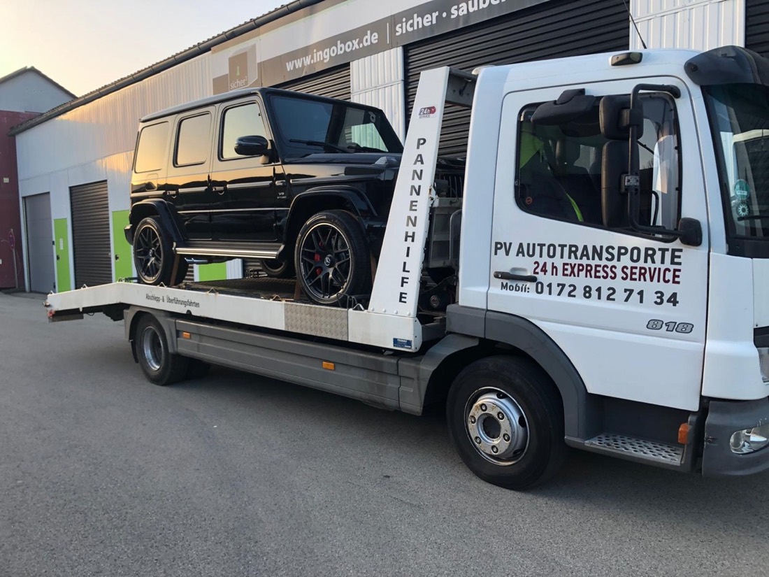 Schwarze Mercedes G-Klasse auf dem Transportfahrzeug von PV Autotransporte